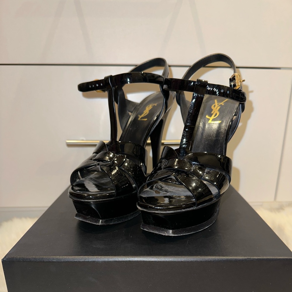 TRIBUTE PLATFORM SANDALS IN PATENT LEATHER